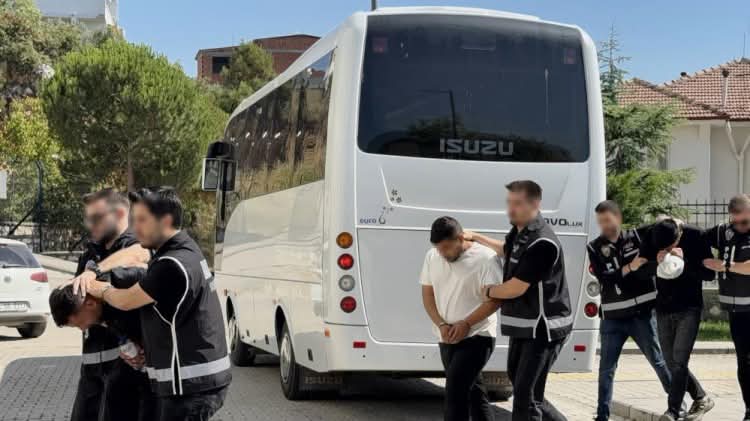 Bursa Orhangazi’de “Daltonlar” adıyla tehdit ve silahlı saldırı düzenleyen şüphelilere