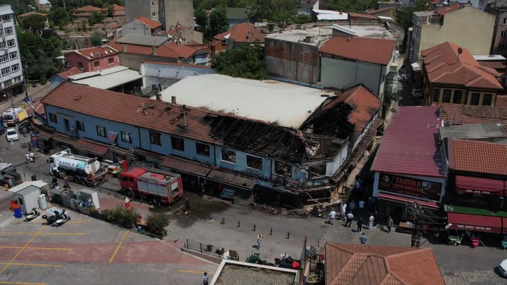 Bursa'nın tarihi Kayhan Çarşısı'nda çıkan yangında 6 işletme büyük zarar