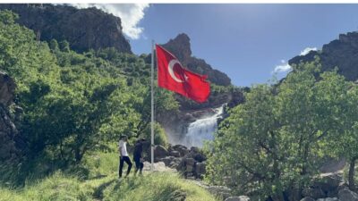 Terörden arındırılan Hakkari'nin Derecik ilçesinde, yöre halkının talebi üzerine Mehmetçik