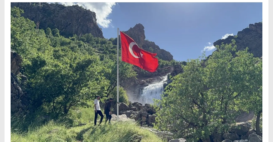 Terörden arındırılan Hakkari'nin Derecik ilçesinde, yöre halkının talebi üzerine Mehmetçik