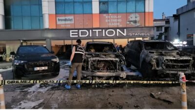 İstanbul'un Bakırköy ilçesinde park halindeki otomobillerde çıkan yangın itfaiye ekiplerince