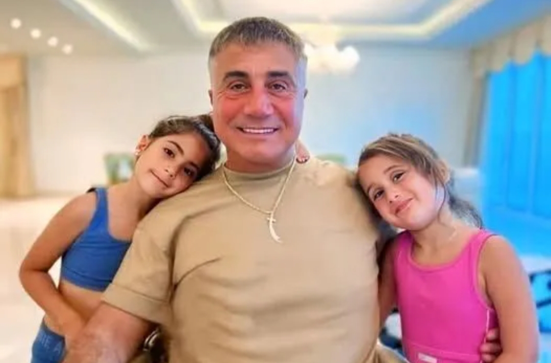 Sedat Peker’in eşi Özge Peker, Dubai’de kızları Mila ve Lina’nın