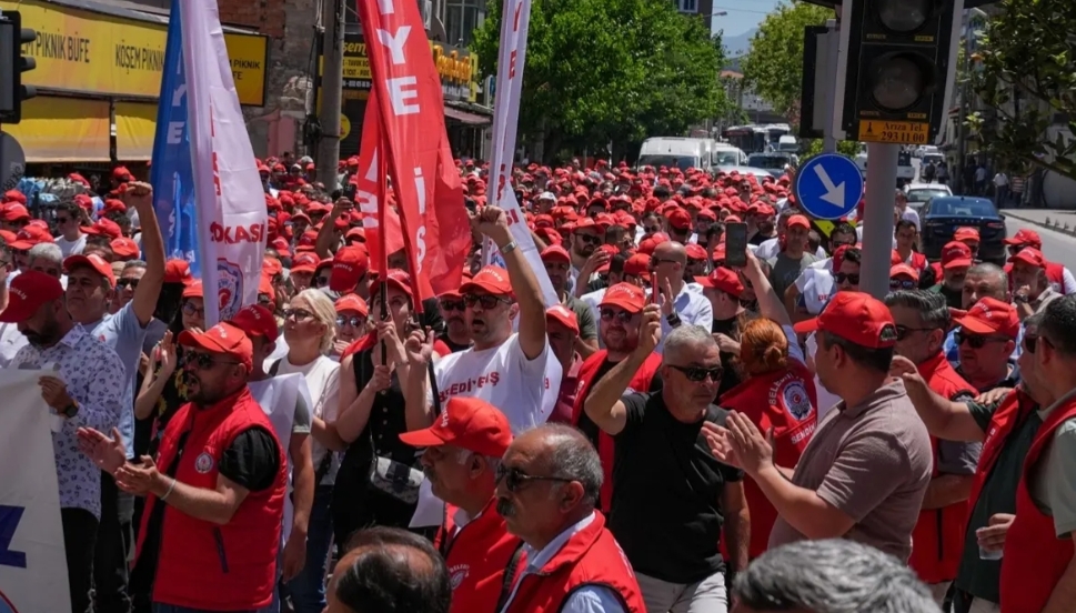 İzmir Büyükşehir Belediyesi bünyesinde çalışan Belediye-İş Sendikası üyeleri, Toplu İş