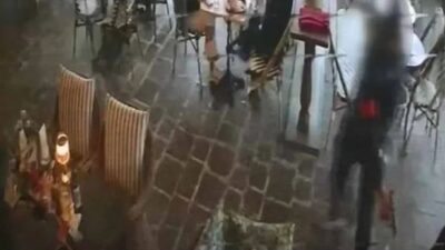 İstanbul Sarıyer’de bir AVM'de kafeteryada oturan 35 yaşındaki galerici ve