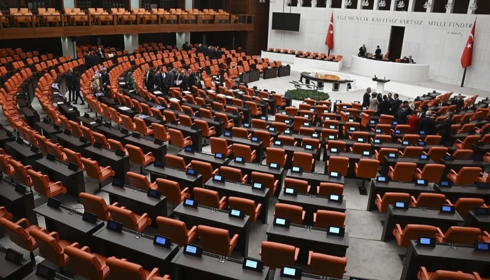 AK Parti milletvekillerinin imzasını taşıyan, kamuoyunda '12. Yargı Paketi' olarak