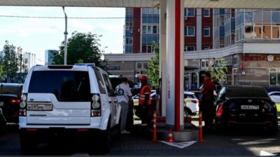 Rusya'nın İrkutsk bölgesinde bazı akaryakıt istasyonlarında benzin satışına kısıtlama getirildiği,
