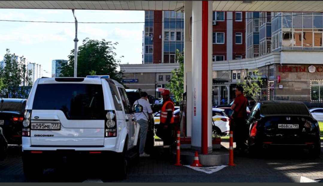 Rusya'nın İrkutsk bölgesinde bazı akaryakıt istasyonlarında benzin satışına kısıtlama getirildiği,