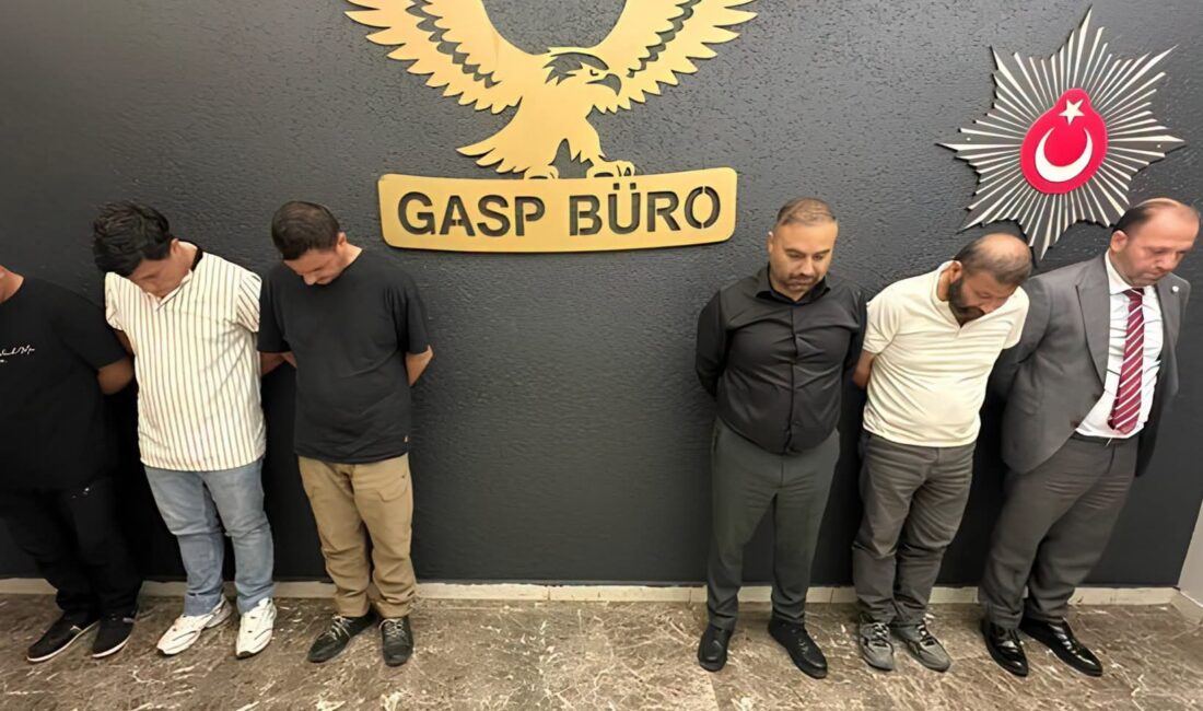 Kendisini "Cumhur İttifakı Ocakları Genel Başkanı" olarak tanıtarak AVM'de denetim