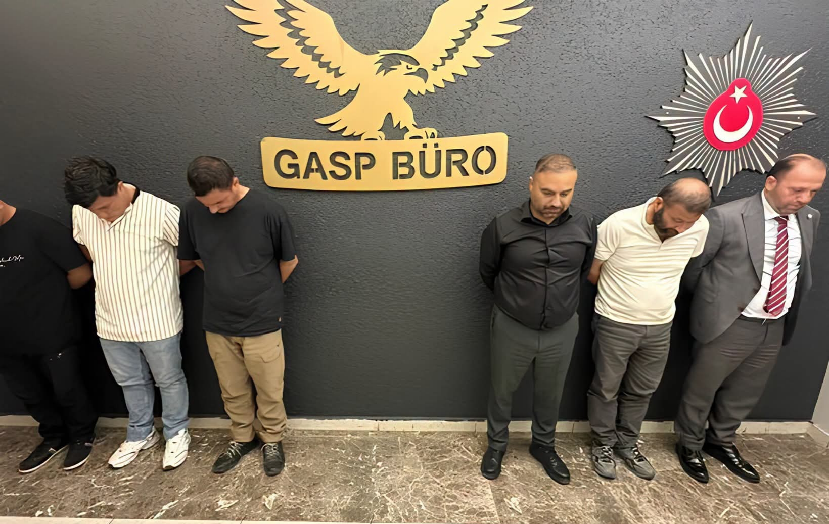 Kendisini "Cumhur İttifakı Ocakları Genel Başkanı" olarak tanıtarak AVM'de denetim