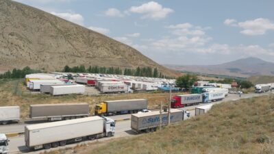Türkiye'nin dış ticaret yükünü taşıyan TIR şoförleri, sınır kapılarında günlerce