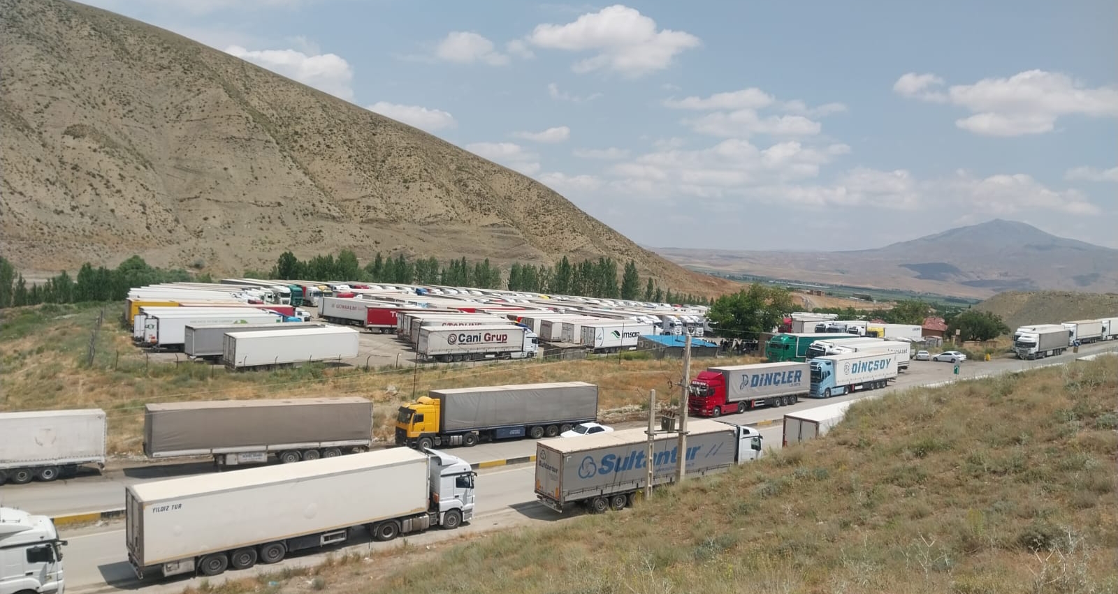Türkiye'nin dış ticaret yükünü taşıyan TIR şoförleri, sınır kapılarında günlerce