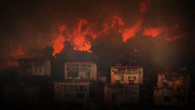 İzmir'in Dikili ilçesinde tarım alanında çıkan ve ormanlık alana sıçrayan