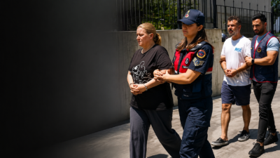 Antalya'nın Manavgat ilçesinde, evinde tabancayla vurulmuş halde ölü bulunan 50
