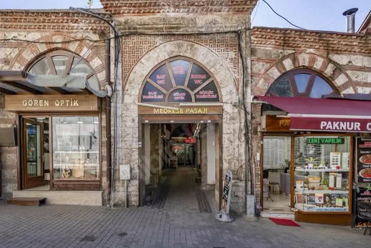 Bursa'nın tarihi merkezinde yer alan Medrese Pasajı satılığa çıkarıldı. Ulucami'nin