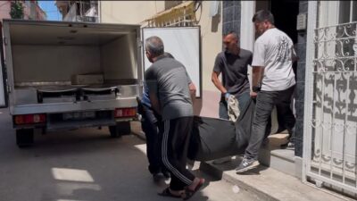 Bursa’nın Osmangazi ilçesinde evine girmek istediği sırada merdivenlerde düşerek başını