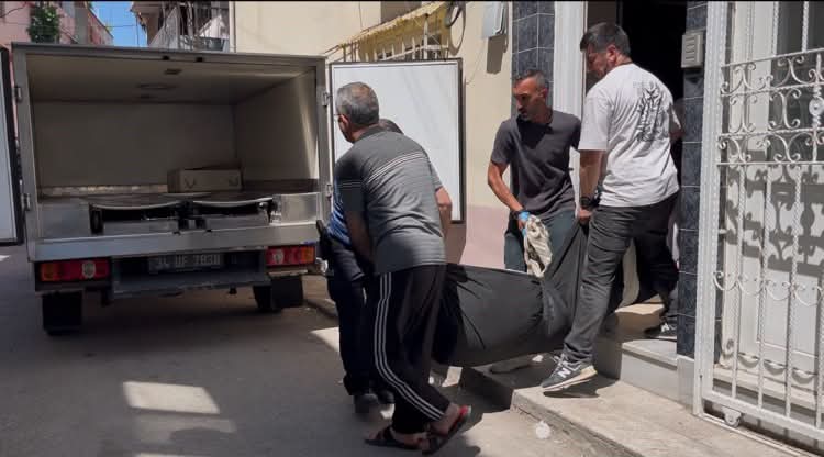 Bursa’nın Osmangazi ilçesinde evine girmek istediği sırada merdivenlerde düşerek başını