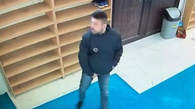 Bursa’nın İnegöl ilçesinde camideki yardım kutusunun kilitlerini kaldırım taşıyla kıran