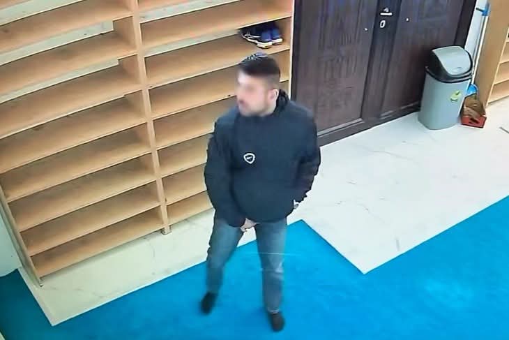 Bursa’nın İnegöl ilçesinde camideki yardım kutusunun kilitlerini kaldırım taşıyla kıran