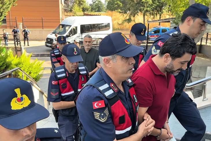 Bursa'da sahte alışveriş sitesi kurarak vatandaşları dolandırdığı öne sürülen şebeke,