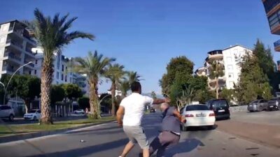 Antalya'nın Gazipaşa ilçesinde yaşanan yumruklu trafik kavgasına ait araç kamerası