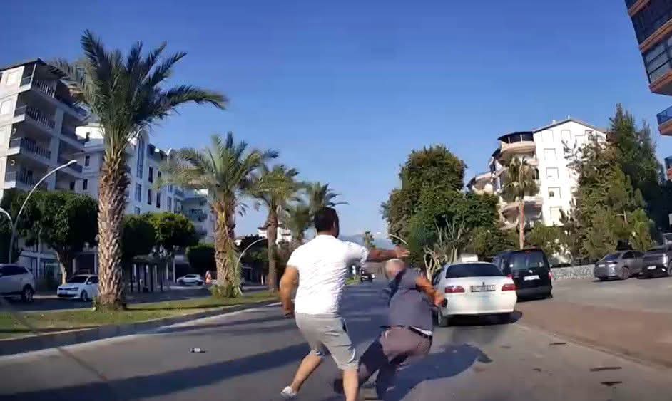 Antalya'nın Gazipaşa ilçesinde yaşanan yumruklu trafik kavgasına ait araç kamerası