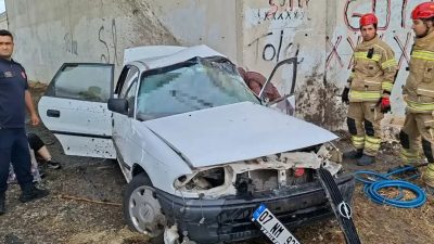 Bursa'nın Nilüfer ilçesinde kontrolden çıkan otomobilin köprülü kavşağın beton duvarına