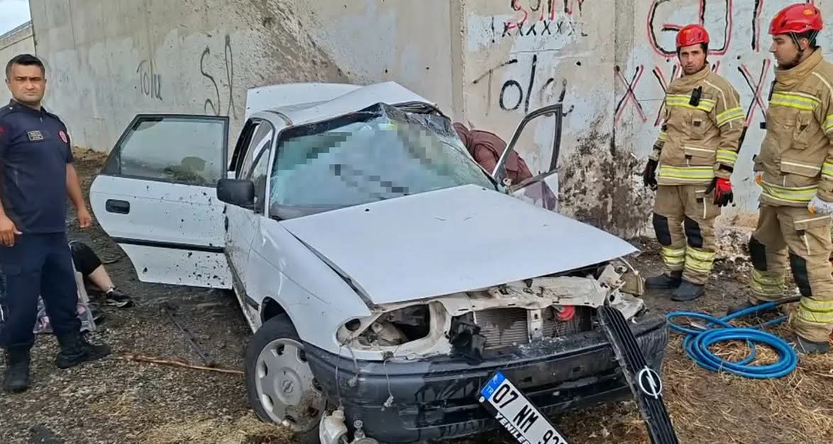 Bursa'nın Nilüfer ilçesinde kontrolden çıkan otomobilin köprülü kavşağın beton duvarına
