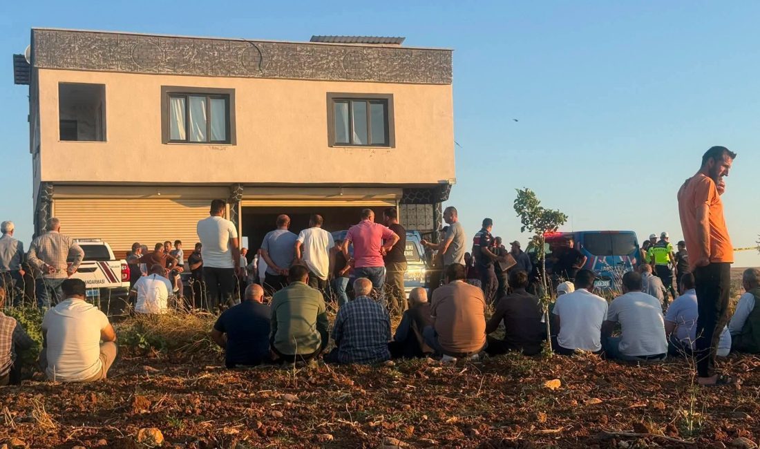 Gaziantep'in Şahinbey ilçesinde kontrolden çıkan otomobilin evin önünde oturan vatandaşlara