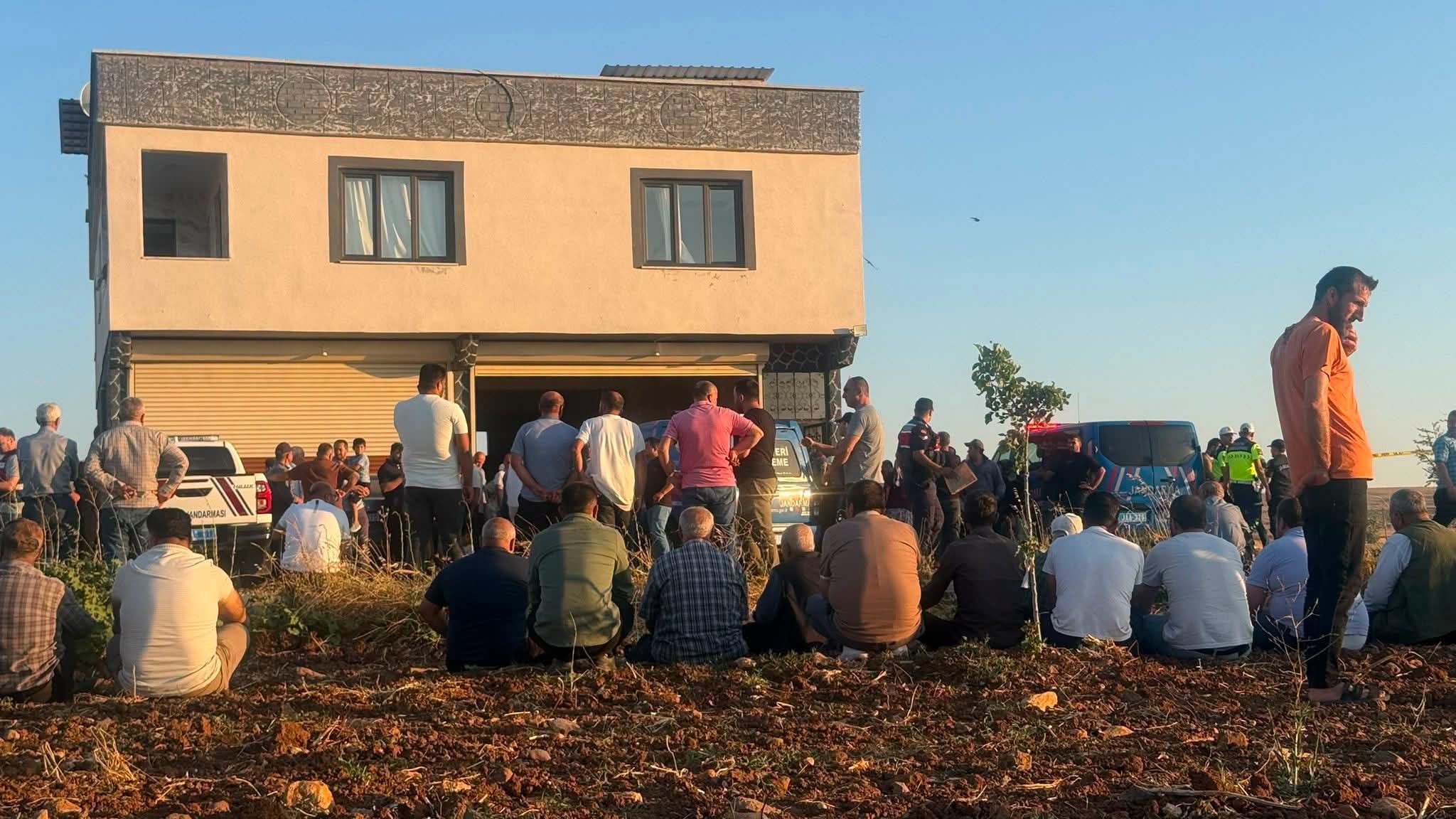 Gaziantep'in Şahinbey ilçesinde kontrolden çıkan otomobilin evin önünde oturan vatandaşlara