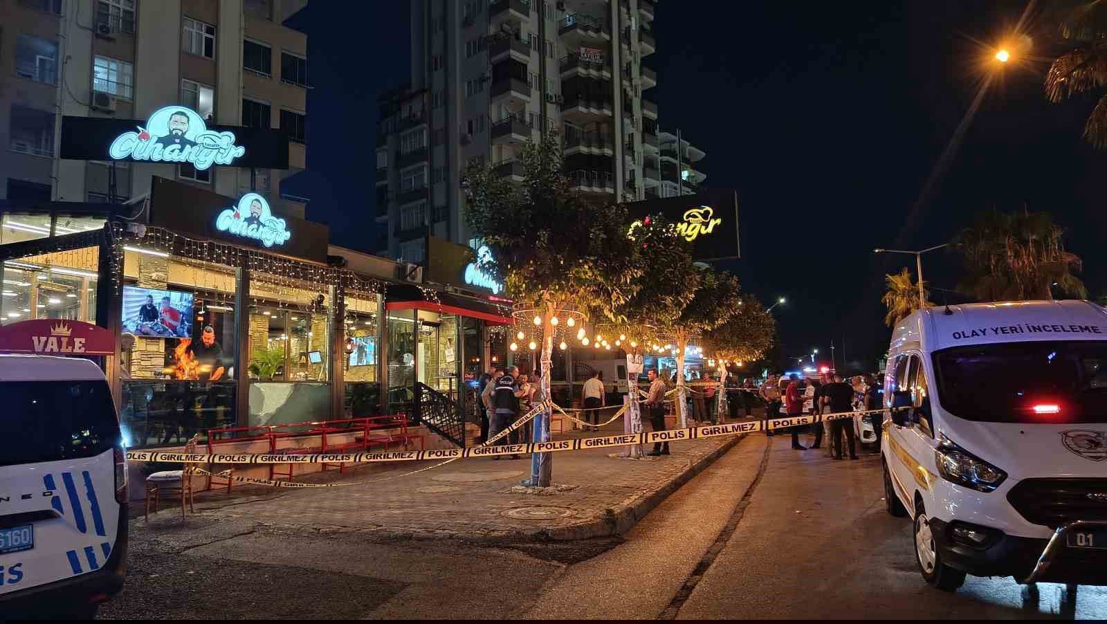 Adana’da motosikletle gelen 2 şüphelinin bir kebapçıya düzenlediği silahlı saldırıda,