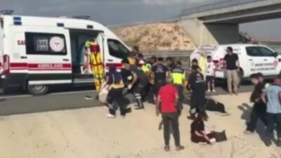 Ankara-Niğde otoyolunda, Van'dan Ankara'ya seyir halindeki yolcu otobüsünün devrilmesi sonucu