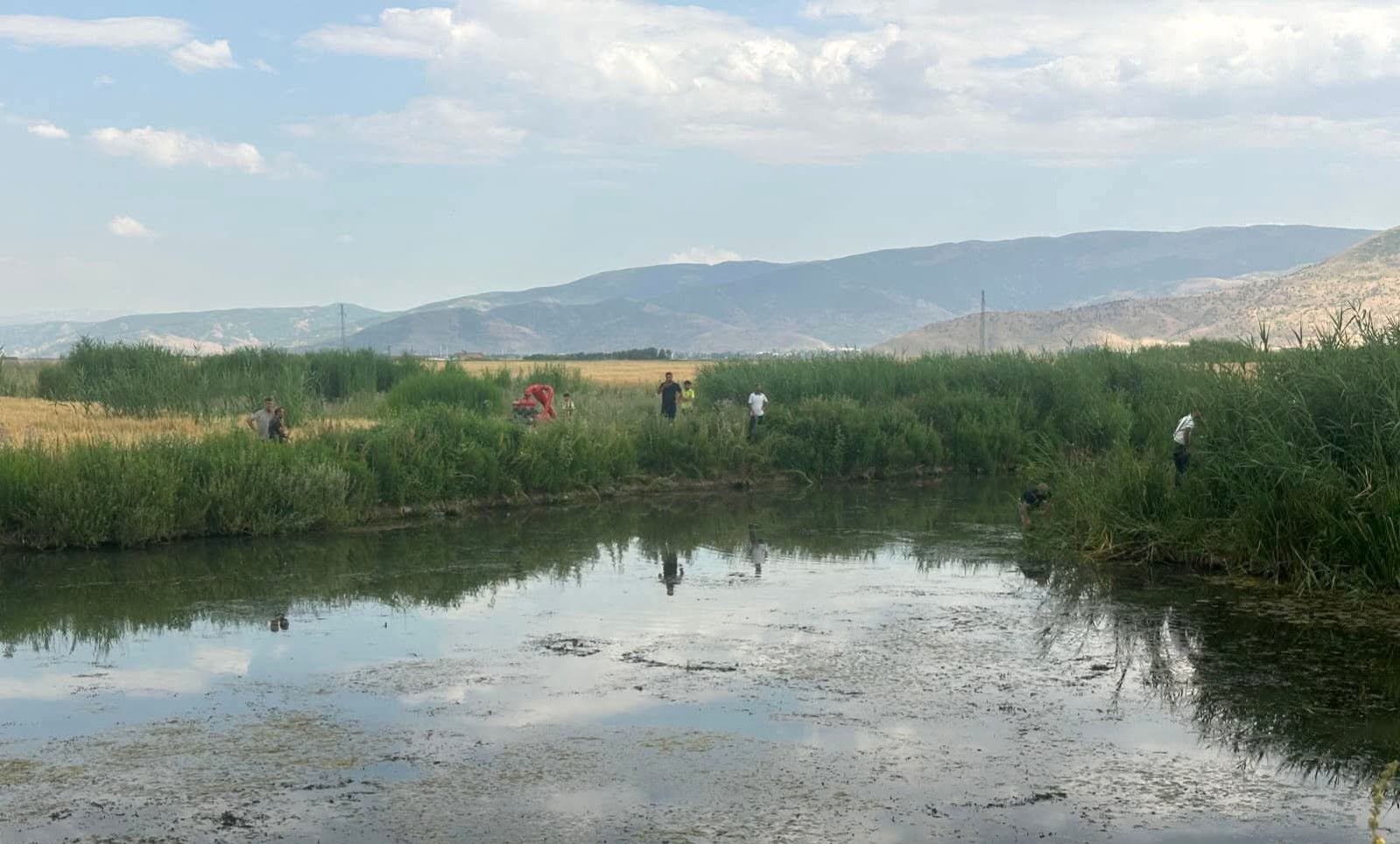 Muş'un Sungu beldesinde serinlemek ve balık tutmak için dere kenarına