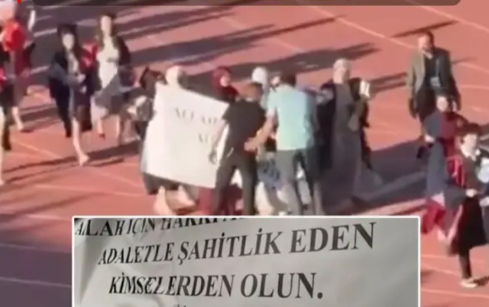 Yeditepe Üniversitesi'ndeki mezuniyet töreninde ayet yazılı pankarta yönelik provokasyonun ardından