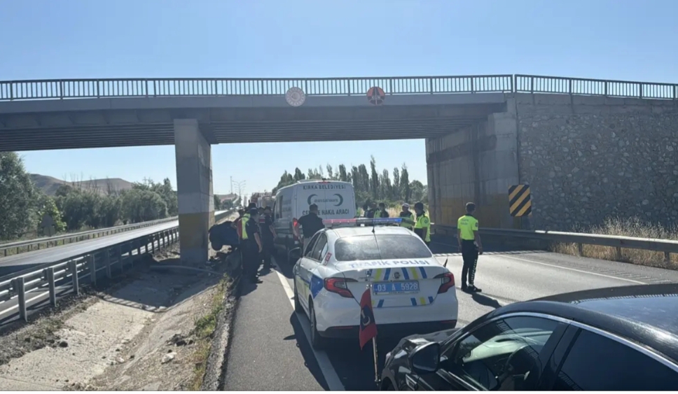Afyonkarahisar'ın Sinanpaşa ilçesinde bariyerlere çarpan otomobildeki çift ile 8 aylık