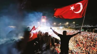 FETÖ'cü hainlerin kalkışmasına milletin verdiği cevap, Türkiye'yi uçurumun eşiğinden döndürdü.