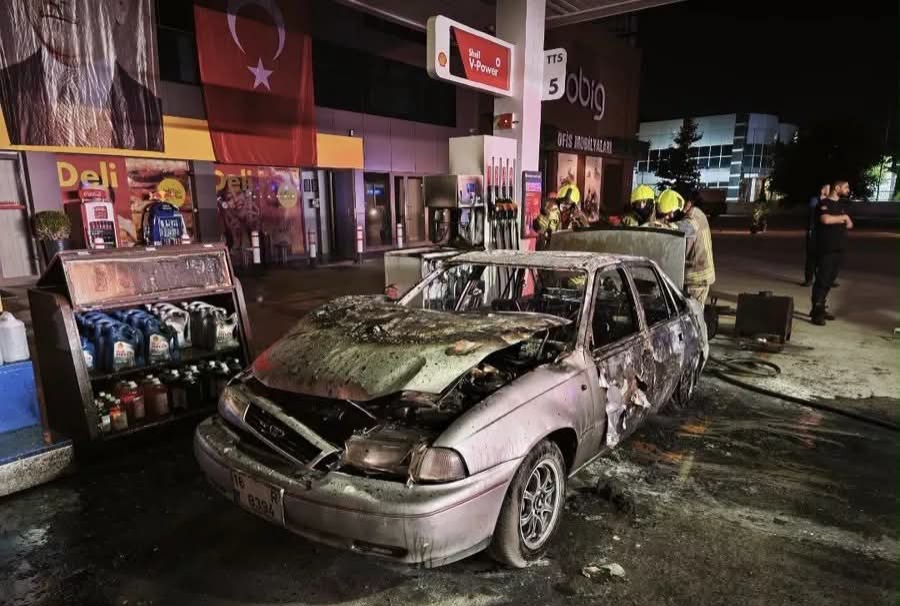 Bursa-İstanbul kara yolundaki akaryakıt istasyonunda yakıt dolumu sırasında otomobil alev