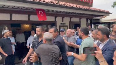 Özgür Özel'in cuma namazı çıkışında destekçileri ile tepki gösterenler arasında