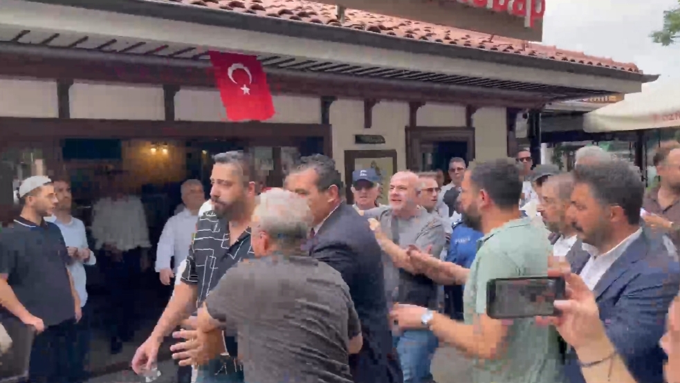 Özgür Özel'in cuma namazı çıkışında destekçileri ile tepki gösterenler arasında