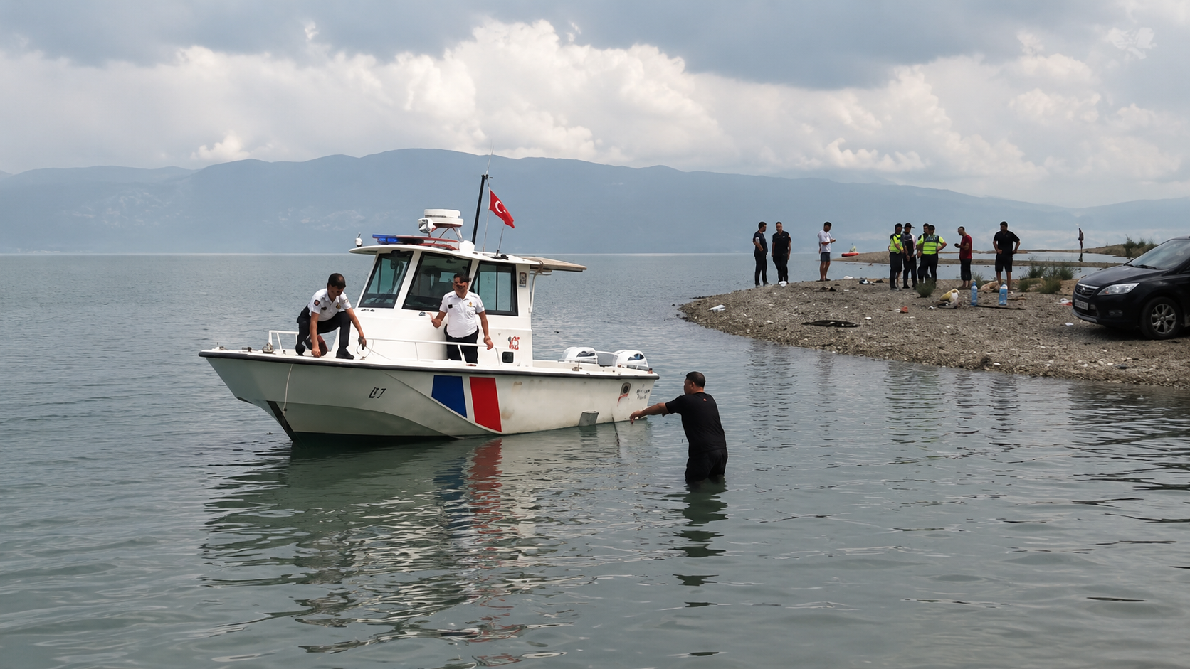 Bursa'nın Orhangazi ilçesinde, serinlemek için İznik gölüne giren 4 arkadaştan,