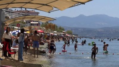 Bursa'da kavurucu sıcakların etkisini artırmasıyla vatandaşlar sahillere akın etti. Bursa