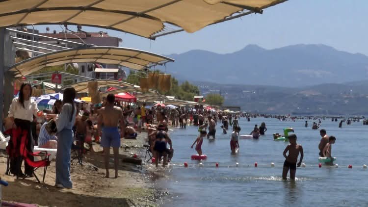 Bursa'da kavurucu sıcakların etkisini artırmasıyla vatandaşlar sahillere akın etti. Bursa