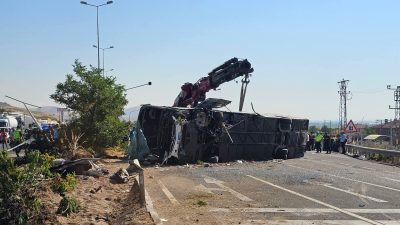Kayseri'nin İncesu ilçesinde kontrolden çıkarak devrilen yolcu otobüsünde acı tablo: