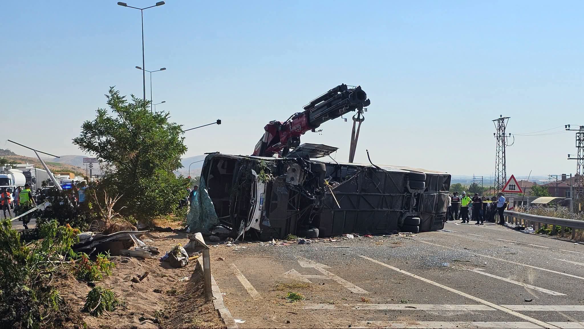 Kayseri'nin İncesu ilçesinde kontrolden çıkarak devrilen yolcu otobüsünde acı tablo: