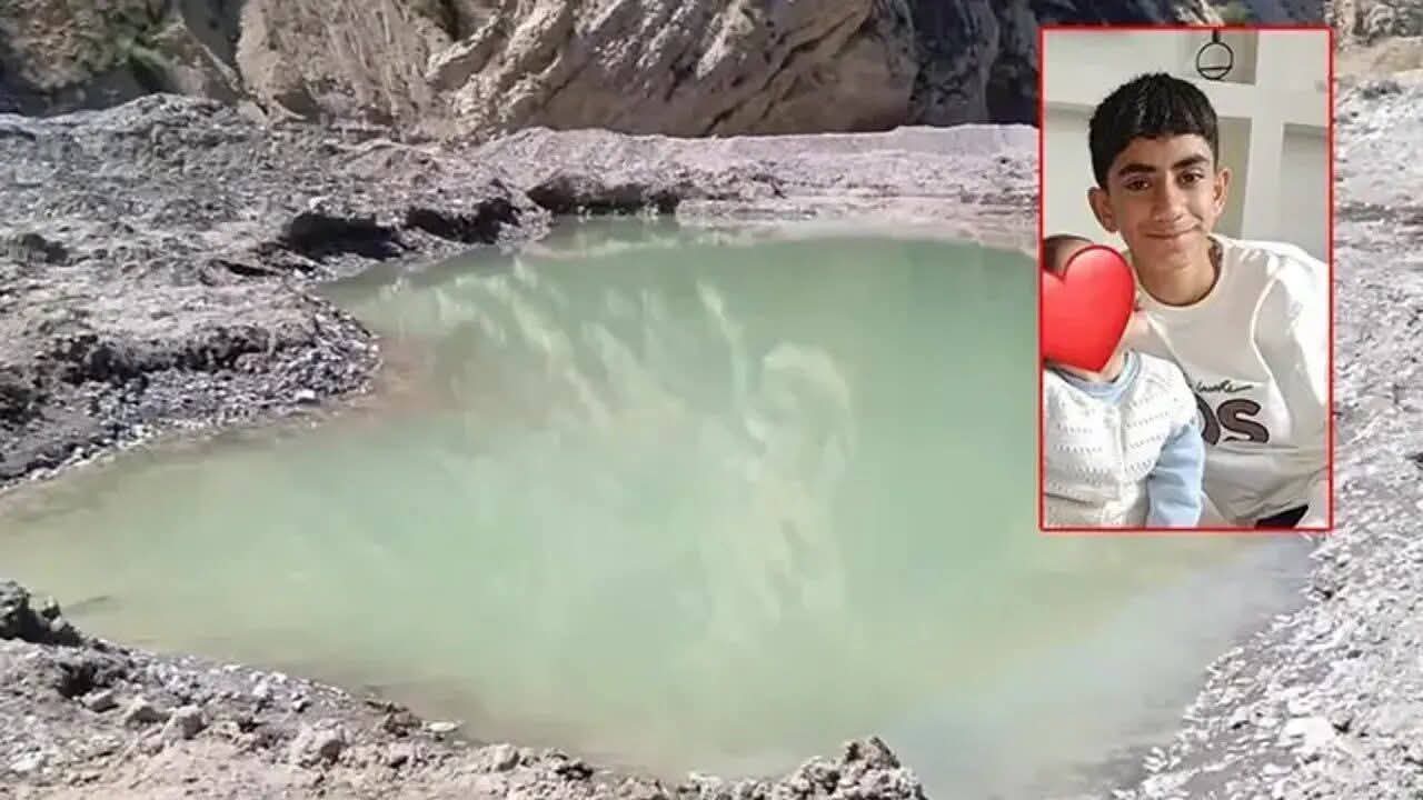 Erzurum’un Oltu ilçesinde hafriyat çalışmaları sonrası oluşan su birikintisine serinlemek