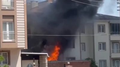 Bursa'nın İnegöl ilçesinde bir apartmanın depo bölümünde başlayan yangın, kısa