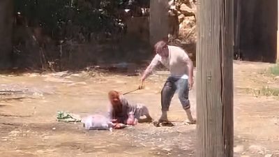 Şanlıurfa’nın Bozova ilçesinde 85 yaşındaki İslim Yaprak, oğlu tarafından sopa