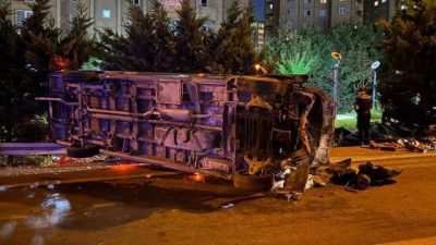 İstanbul Esenler’de makas atarak ilerlediği öne sürülen minibüs, iki otomobile