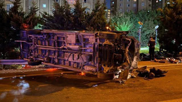 İstanbul Esenler’de makas atarak ilerlediği öne sürülen minibüs, iki otomobile