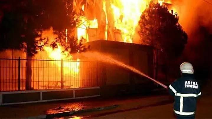 Adana’da hakkında iki kez uzaklaştırma kararı bulunduğu ve eşinin boşanma