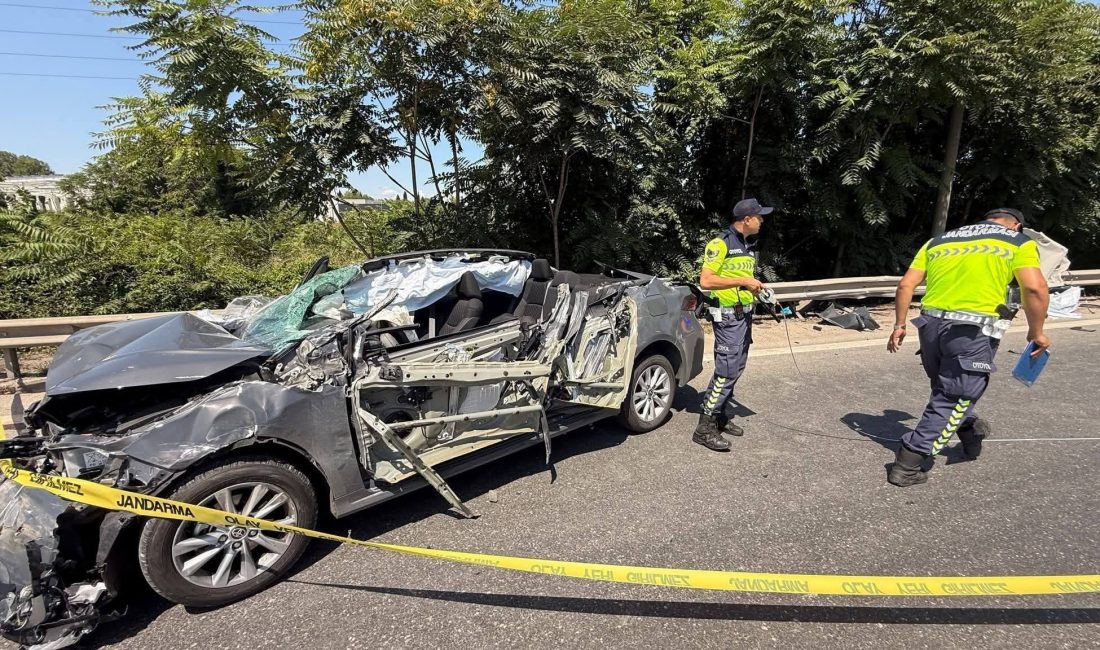 Sakarya’da arıza nedeniyle otoyolda duran tıra arkadan çarpan otomobil savruldu.